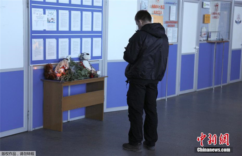 В аэропорту Шереметьево люди возложили цветы в память о погибших в авиакатастрофе