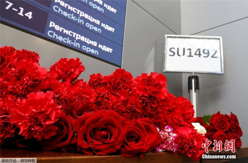 В аэропорту Шереметьево люди возложили цветы в память о погибших в авиакатастрофе