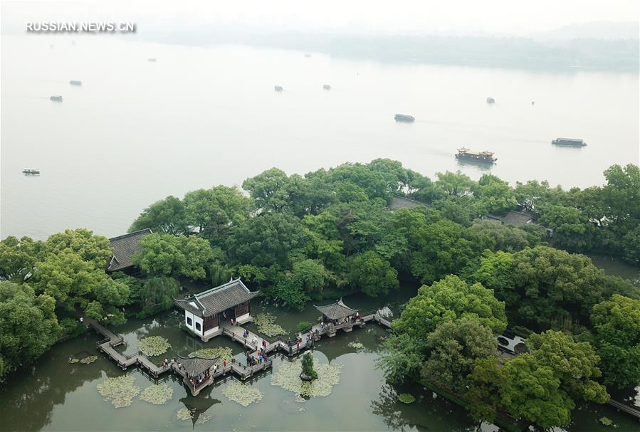 На фото -- пейзажи озера Сиху в городе Ханчжоу /провинция Чжэцзян, Восточный Китай/.