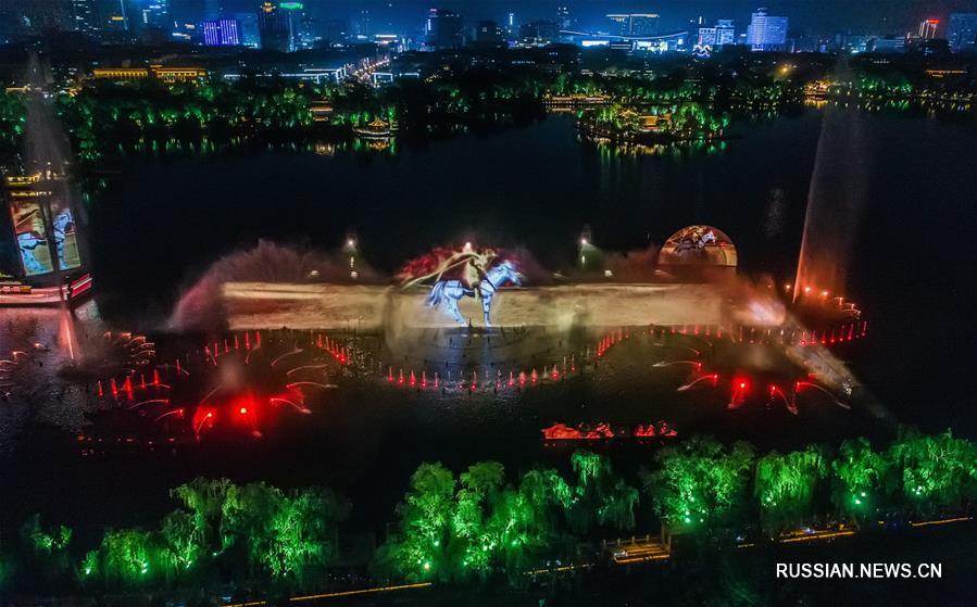 На фото -- световое шоу в парке озера Дамин в городе Цзинань /провинция Шаньдун, Восточный Китай/.