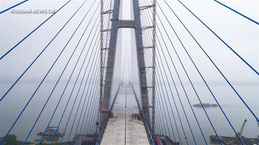В провинции Хубэй выполнено смыкание нового моста над рекой Янцзы 