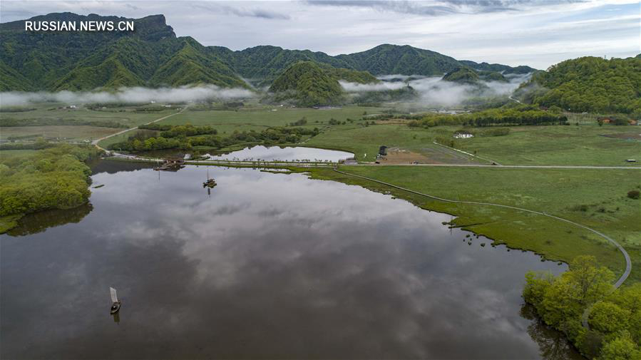 Май на озере Дацзю в лесном районе Шэньнунцзя 