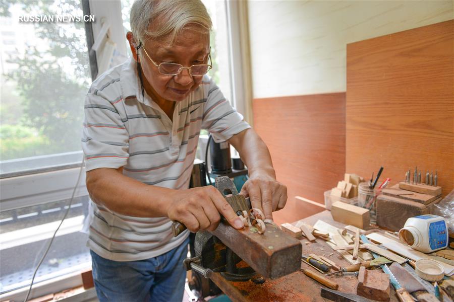 70-летний Чэнь Хэшэн из города Нанкин /провинция Цзянсу, Восточный Китай/ после выхода на пенсию активно занялся своим любимым занятием -- созданием различных безделушек из дерева, которые рассказывают нам о быте людей в старом Нанкине.