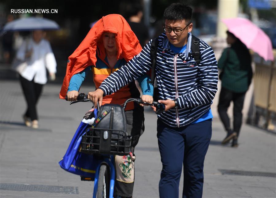 Под влиянием теплых воздушных масс в Пекине простоит знойная жара. В связи с этим пекинская метеослужба во вторник объявила "желтое" предупреждение. 