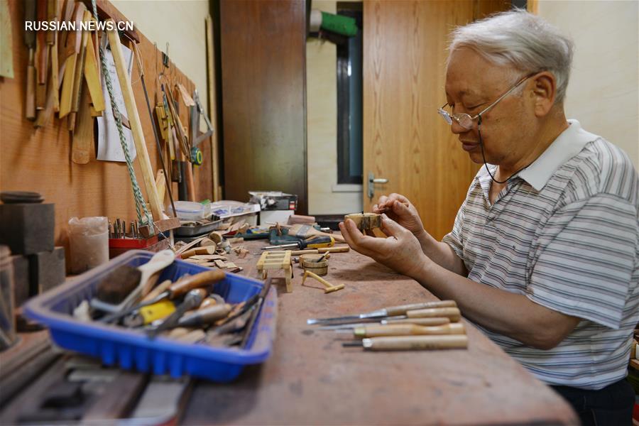70-летний Чэнь Хэшэн из города Нанкин /провинция Цзянсу, Восточный Китай/ после выхода на пенсию активно занялся своим любимым занятием -- созданием различных безделушек из дерева, которые рассказывают нам о быте людей в старом Нанкине.