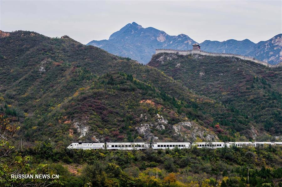 На фото -- 100-летняя железная дорога Пекин-Чжанцзякоу. Эта магистраль, официально введенная в эксплуатацию в 1909 году, стала свидетелем грандиозного прогресса китайских железных дорог. 