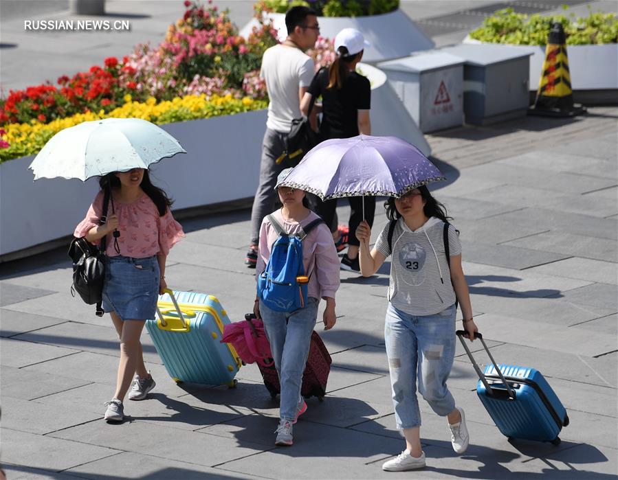 Под влиянием теплых воздушных масс в Пекине простоит знойная жара. В связи с этим пекинская метеослужба во вторник объявила "желтое" предупреждение. 