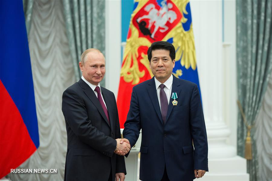 Президент России наградил посла КНР в РФ орденом Дружбы