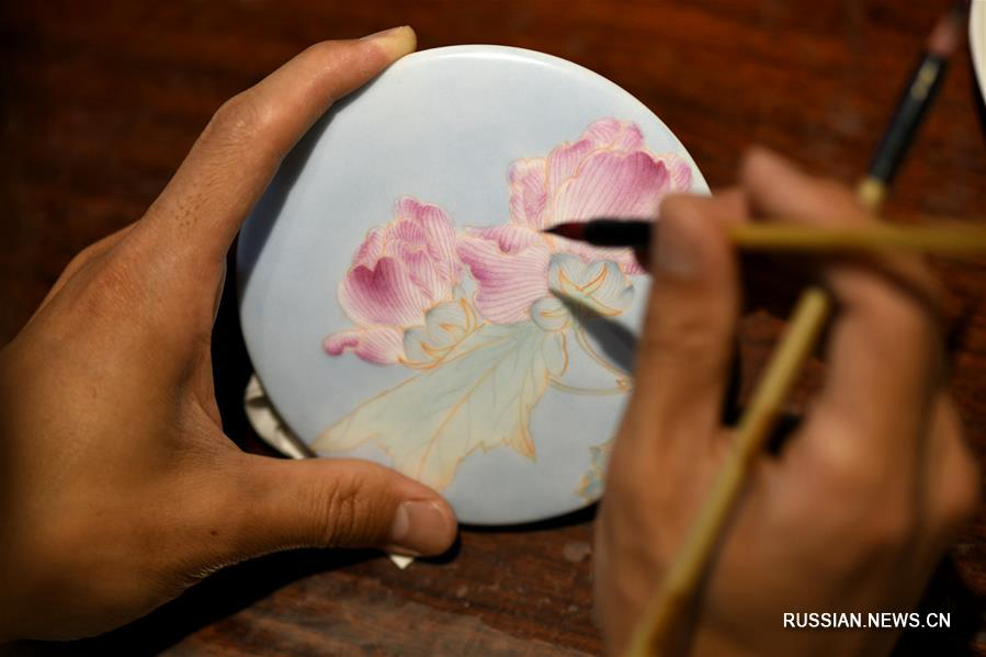 Словно живые -- Искусная роспись по фарфору от мастера из провинции Хэбэй 