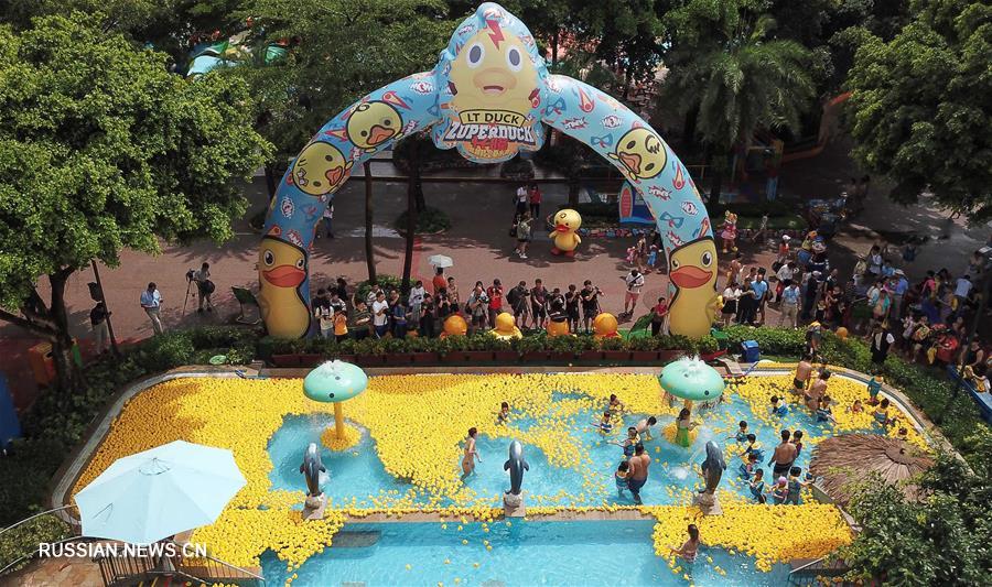 Множество желтых резиновых уточек "слетелось" в аквапарк Chimelong в городе Гуанчжоу провинции Гуандун /Южный Китай/, чтобы повеселить посетителей.