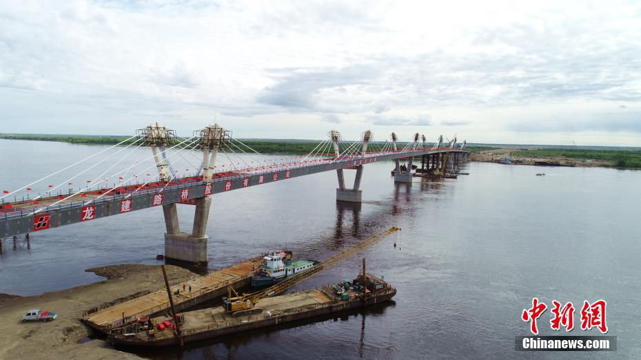 Соединены китайская и российская части автодорожного моста через реку Хэйлунцзян