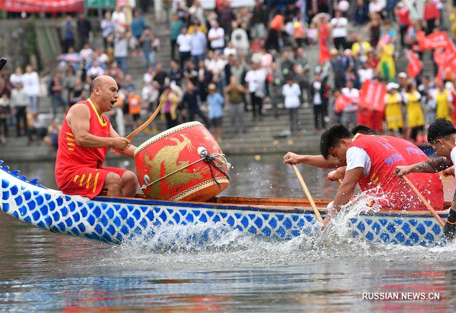 Многие районы Китая проводят в эти дни гонки на драконьих лодках в преддверии праздника Дуаньуцзе /в этом году отмечается 7 июня/. 
