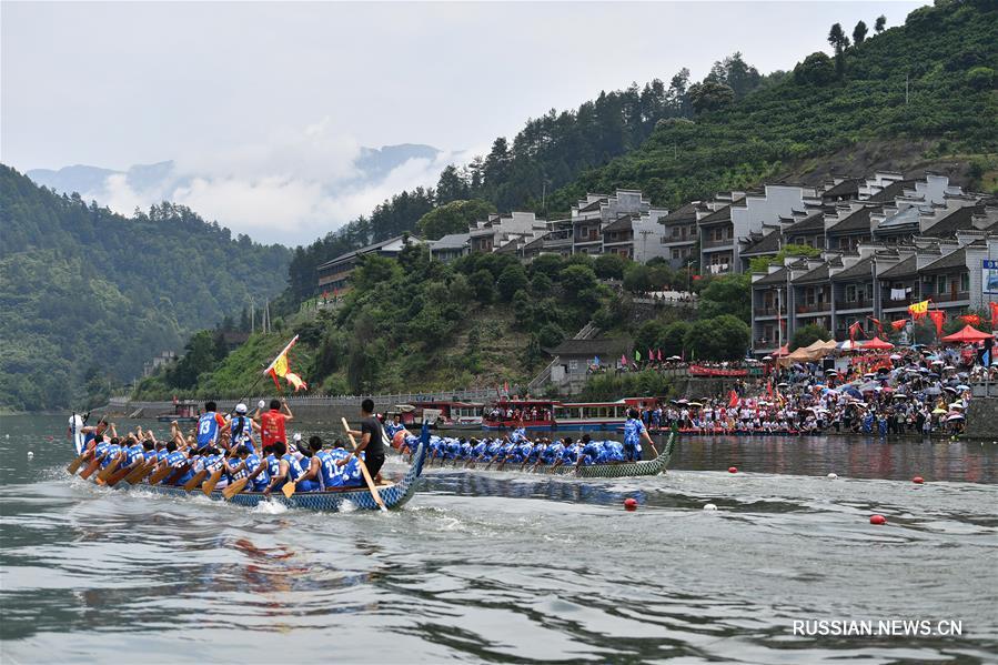 Многие районы Китая проводят в эти дни гонки на драконьих лодках в преддверии праздника Дуаньуцзе /в этом году отмечается 7 июня/. 