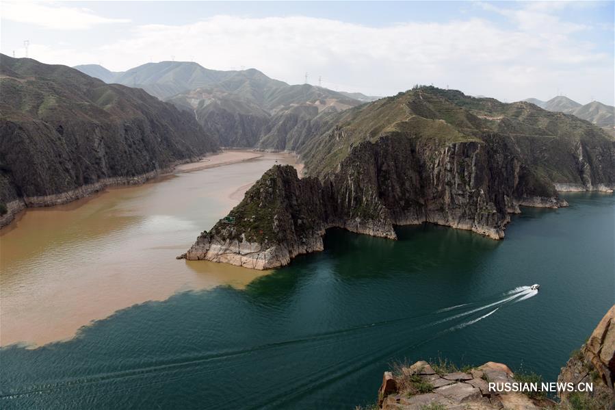 Наполовину прозрачная, наполовину мутная река Хуанхэ в уезде Юнцзин