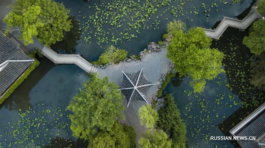 В старину говорили: "Сады к югу от Янцзы -- лучшие в Поднебесной, а сады в Сучжоу -- лучшие из них". 