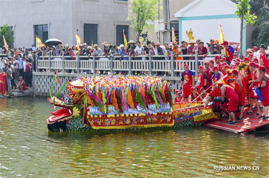 Народными гуляньями встречают приближение праздника Дуаньуцзе в Китае 