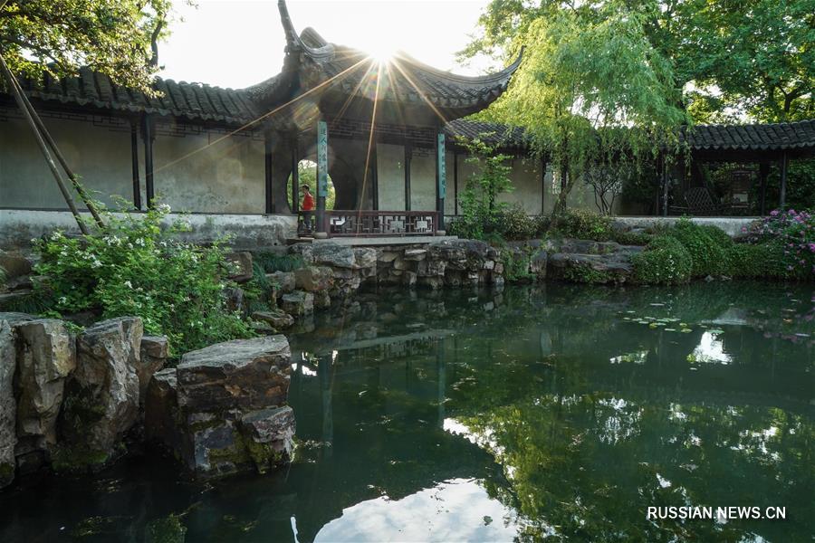 В старину говорили: "Сады к югу от Янцзы -- лучшие в Поднебесной, а сады в Сучжоу -- лучшие из них". 