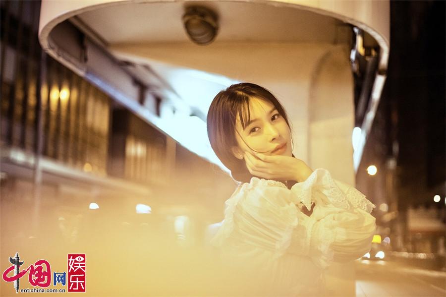 Фото: Красавица Чжао Инцзы на улице