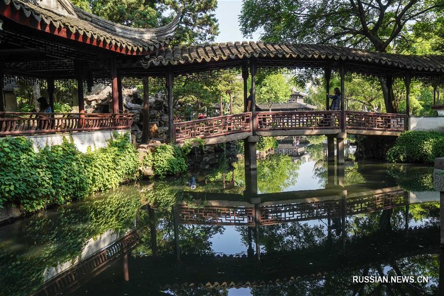 В старину говорили: "Сады к югу от Янцзы -- лучшие в Поднебесной, а сады в Сучжоу -- лучшие из них". 