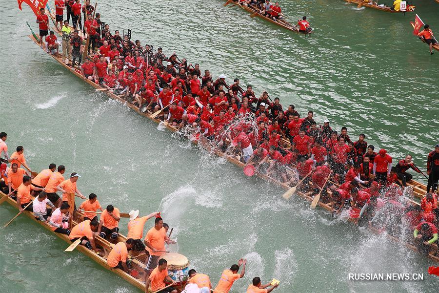 Китайский открытый турнир по гонкам на драконьих лодках-2019 стартовал в городском округе Тунжэнь провинция Гуйчжоу /Юго-Западный Китай/. 