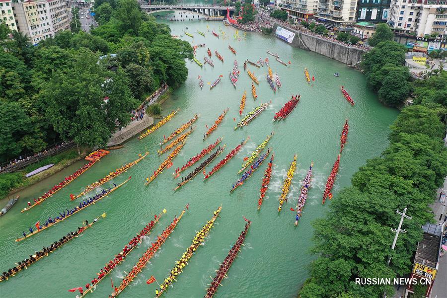 Китайский открытый турнир по гонкам на драконьих лодках-2019 стартовал в городском округе Тунжэнь провинция Гуйчжоу /Юго-Западный Китай/. 