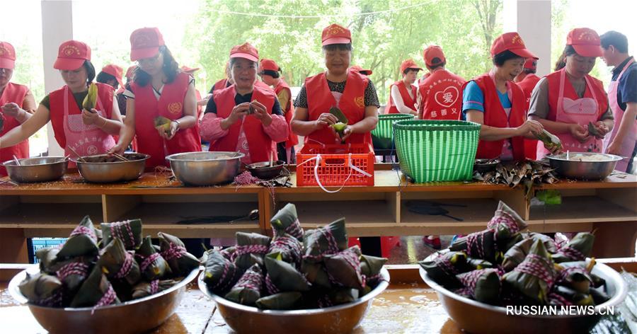 По всему Китаю в преддверии праздника Дуаньуцзе, который отмечается в этом году 7 июня, готовят цзунцзы -- рисовые пирожки с различными начинками, завернутые в бамбуковые листья.  
