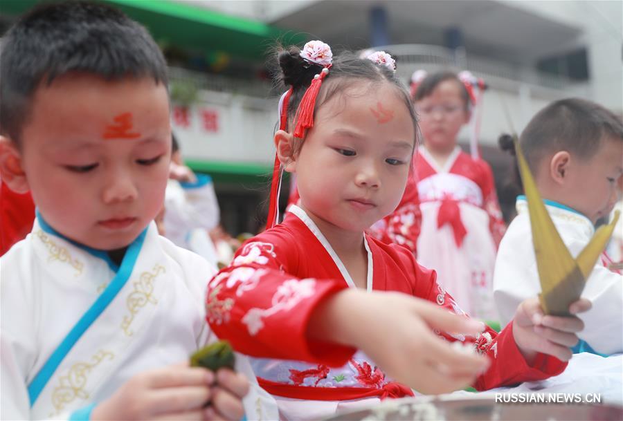 По всему Китаю в преддверии праздника Дуаньуцзе, который отмечается в этом году 7 июня, готовят цзунцзы -- рисовые пирожки с различными начинками, завернутые в бамбуковые листья.  