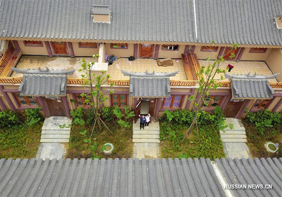 Жителей бедного поселка в провинции Гуйчжоу переселили в новые дома 