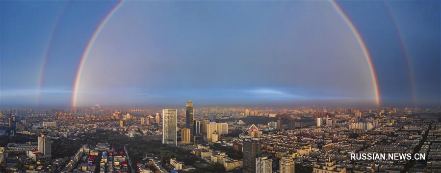 На фото -- двойная радуга, появившаяся сегодня над Чанчунем в провинции Цзилинь /Северо-Восточный Китай/ после проливного дождя. 