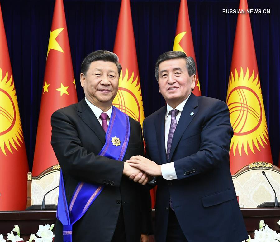 Си Цзиньпин принял от президента Кыргызстана С. Жээнбекова орден "Манас" первой степени