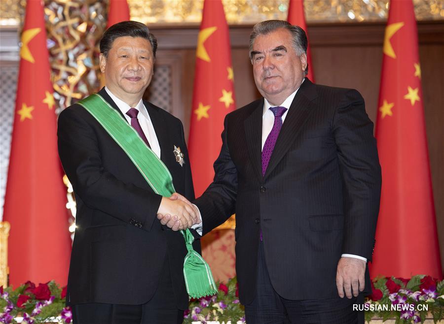 Си Цзиньпин на церемонии принял от президента Таджикистана Э. Рахмона орден "Зарринточ"