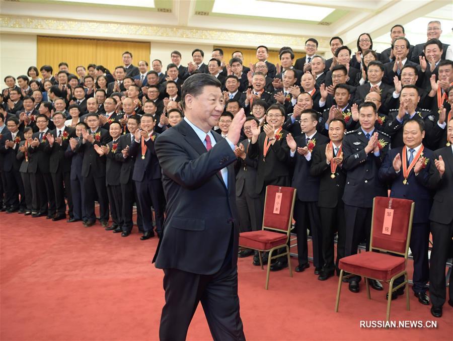 Председатель КНР Си Цзиньпин во вторник встретился с представителями образцовых государственных служащих, находящимися в Пекине для участия в церемонии чествования.