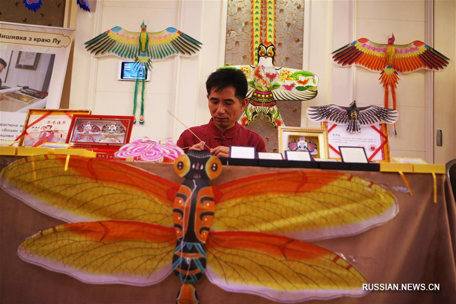Выставка китайских мастеров из провинции Шаньдун проходит в Киеве 