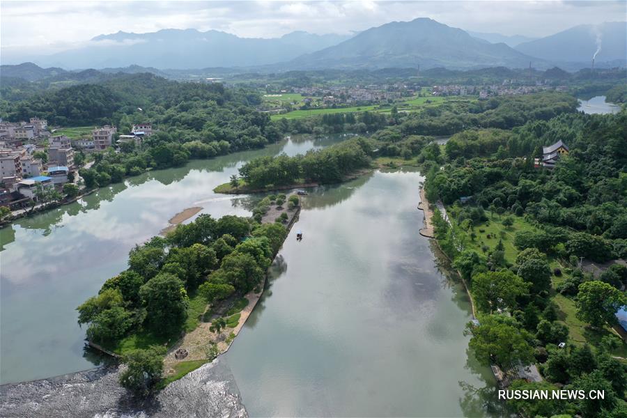 Летние виды древнего канала Линцюй