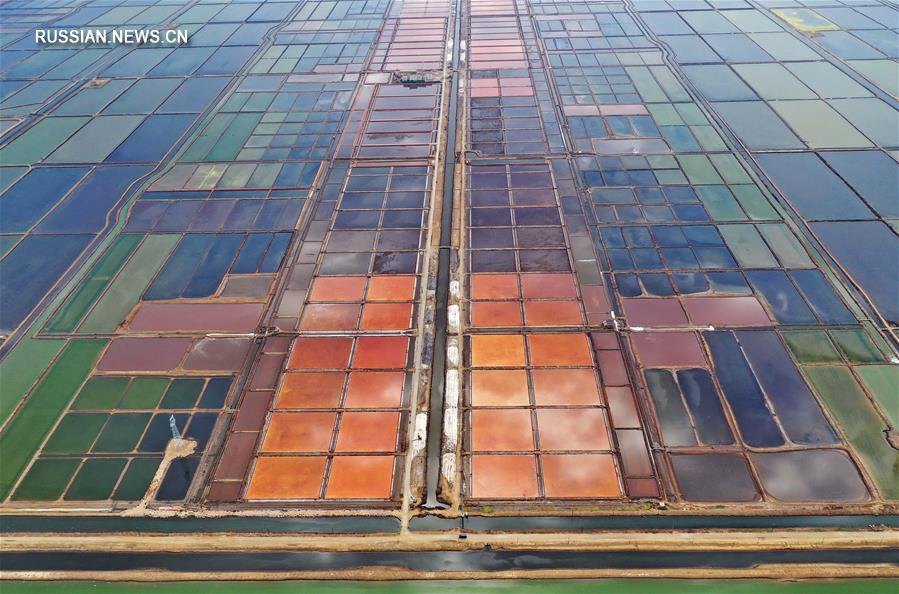 Разноцветная палитра соляных промыслов в Таншане 