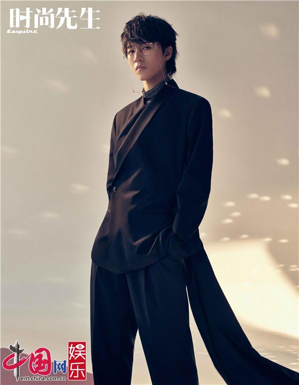 Новые фото: Ван Цзюнькай снялся для обложки журнала