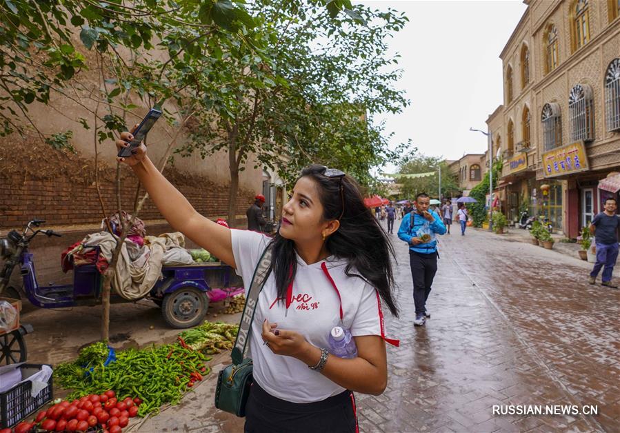 В древнем городе Кашгар /Синьцзян-Уйгурский автономный район, Северо-Западный Китай/ прошел дождь, после которого воздух немного увлажнился, а старинные улочки приобрели еще более чистый и ухоженный вид.  