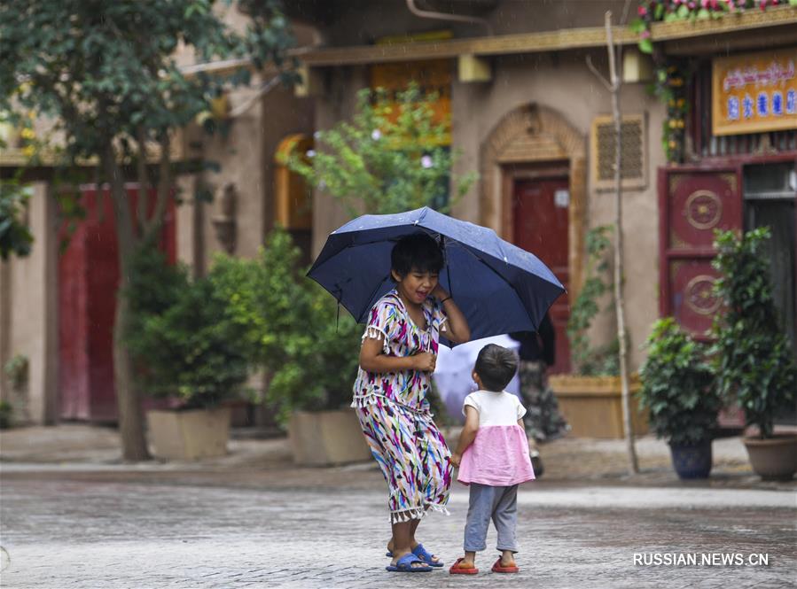 В древнем городе Кашгар /Синьцзян-Уйгурский автономный район, Северо-Западный Китай/ прошел дождь, после которого воздух немного увлажнился, а старинные улочки приобрели еще более чистый и ухоженный вид.  