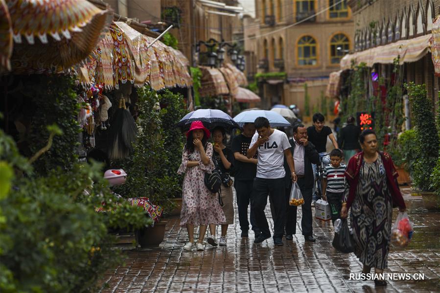 В древнем городе Кашгар /Синьцзян-Уйгурский автономный район, Северо-Западный Китай/ прошел дождь, после которого воздух немного увлажнился, а старинные улочки приобрели еще более чистый и ухоженный вид.  
