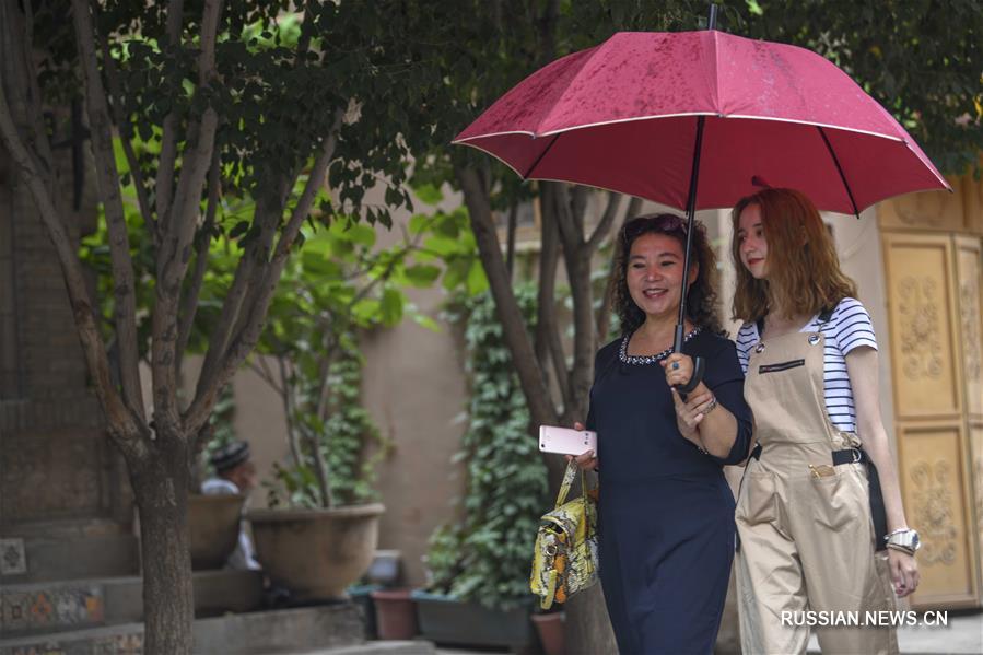 В древнем городе Кашгар /Синьцзян-Уйгурский автономный район, Северо-Западный Китай/ прошел дождь, после которого воздух немного увлажнился, а старинные улочки приобрели еще более чистый и ухоженный вид.  