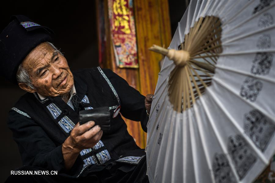 Изготовление узорных зонтов из водяного бамбука народности чжуан 