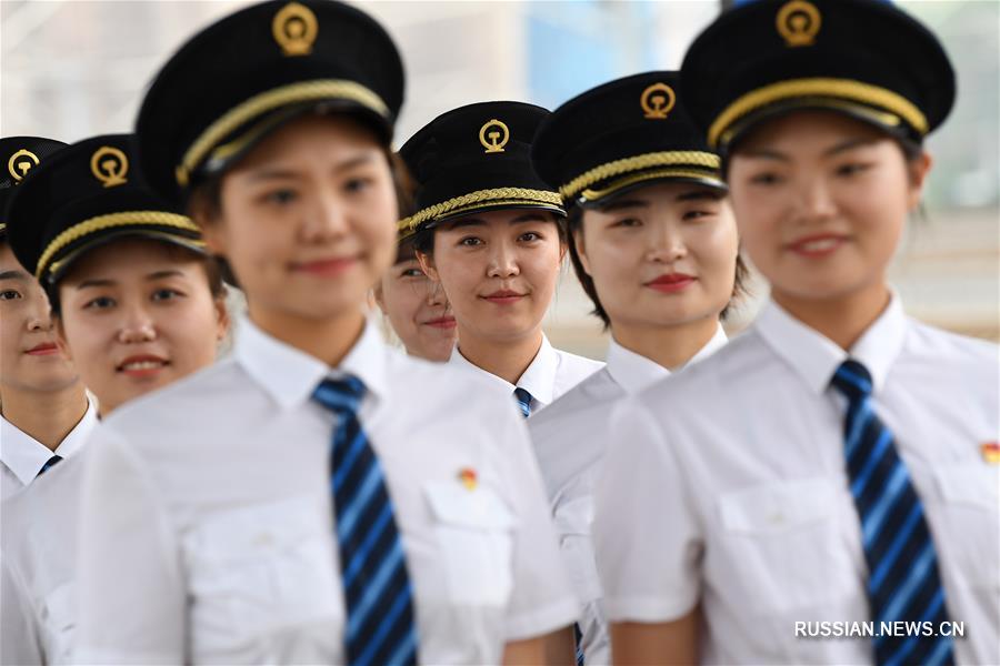 На китайских железных дорогах скоро появятся женщины-машинисты 