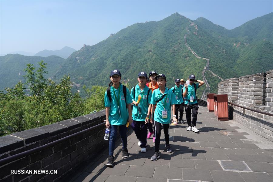 Более 300 подростков из Сянгана в воскресенье посетили заставу Цзюйюнгуань на Великой китайской стене под Пекином. 