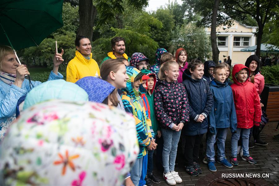 В Московском зоопарке поздравили с днем рождения панд "Жуи" и "Диндин" 