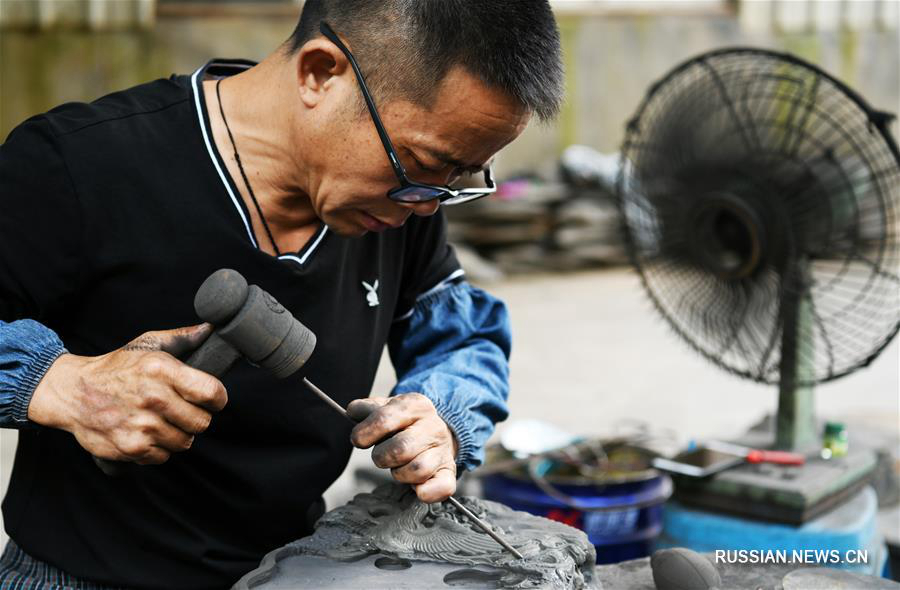 Резчик по камню из провинции Гуйчжоу создает тушечницы в старинном стиле 