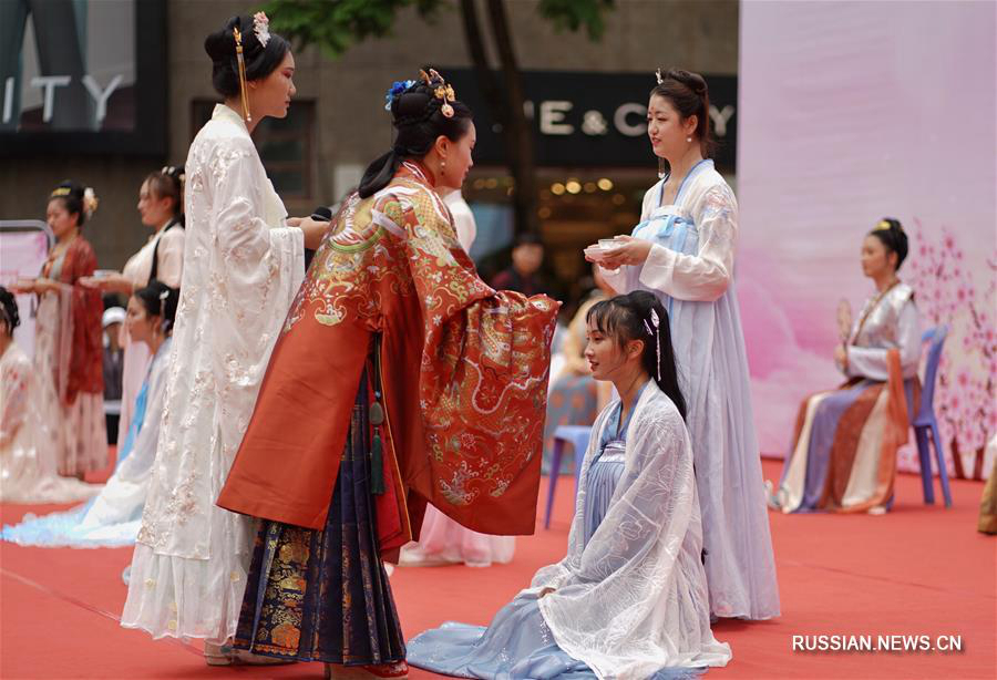 Праздник Циси в традиционных китайских костюмах 