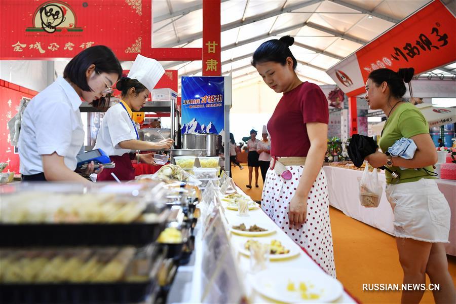 Состязания кулинаров, специализирующихся на самобытной местной кухне, прошли сегодня в Международном выставочном центре в Ланьчжоу, административном центре провинции Ганьсу /Северо-Западный Китай/. 
