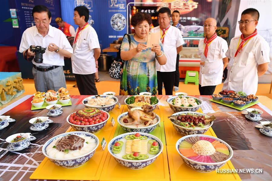Состязания кулинаров, специализирующихся на самобытной местной кухне, прошли сегодня в Международном выставочном центре в Ланьчжоу, административном центре провинции Ганьсу /Северо-Западный Китай/. 