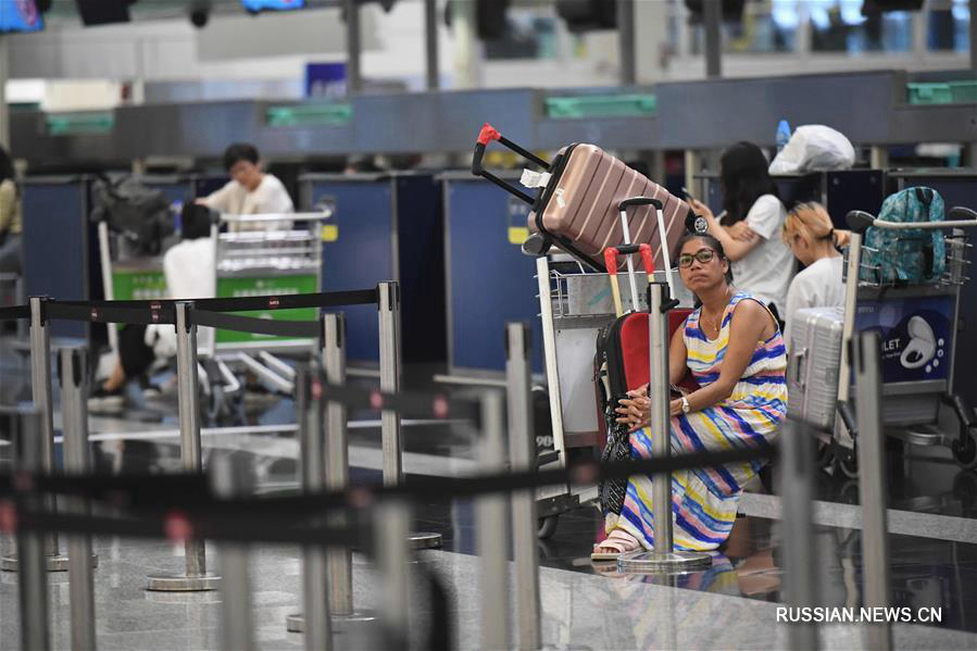 Из-за беспорядков аэропорт Сянгана отменил в понедельник все рейсы 
