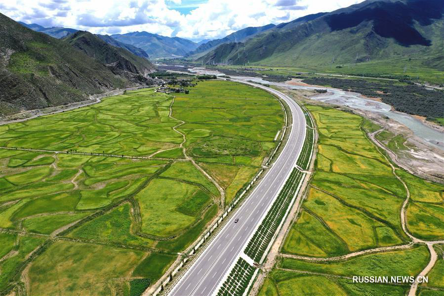 Прекрасные пейзажи вдоль автомагистрали в Тибете 
